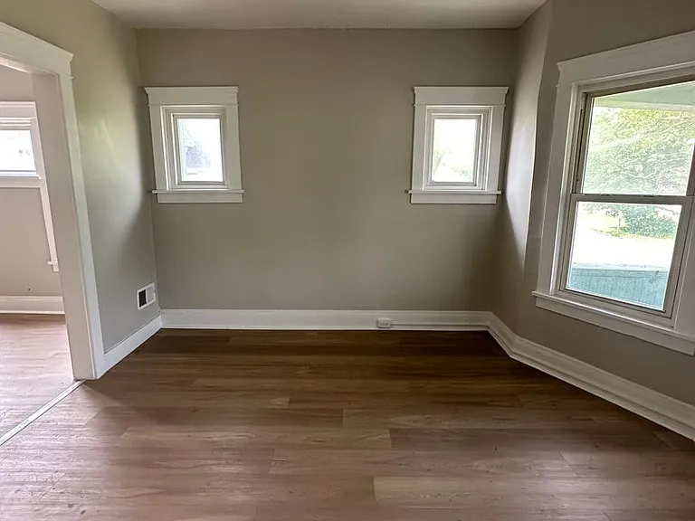 1185 E 123rd St #3 — Photo 3