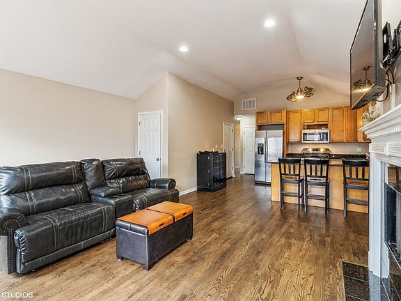 3rd image of 941 N Fairfield Ave #3