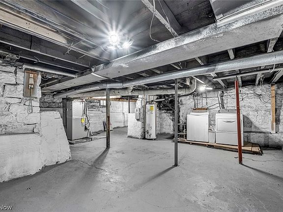 41st image of 262 E Walnut St