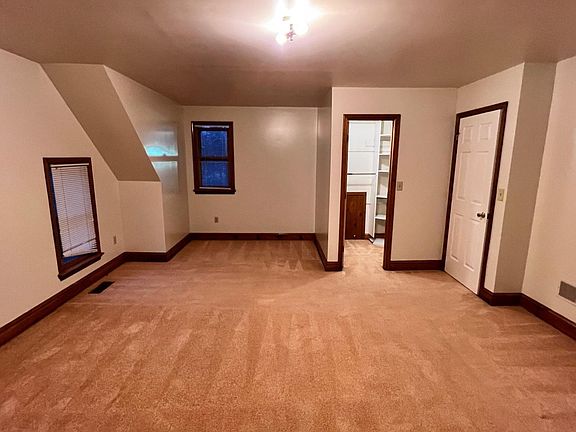 Walking closet in Bedroom 1