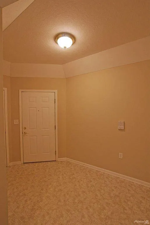 821 Spring Valley Dr — Photo 1