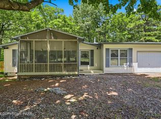 214 Hummingbird Trl, Bushkill, PA 18324