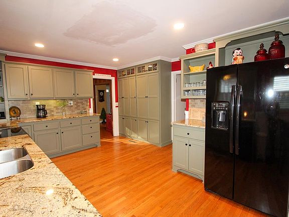 3rd image of 205 Country Club Ln