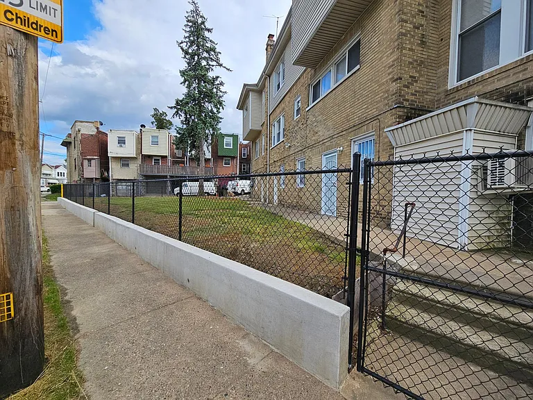 2,300 sq ft fenced-in yard