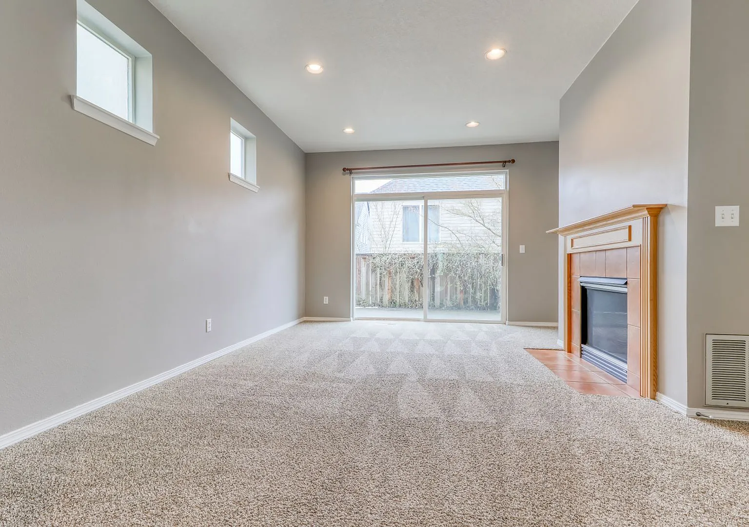 Beautiful 3 Bedroom Home in Beaverton with Fenced Patio, Attached Garage & Fireplace! — Photo 2