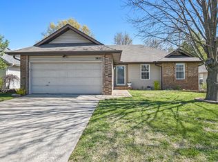 3827 W Kay Pointe Blvd, Springfield, MO 65802