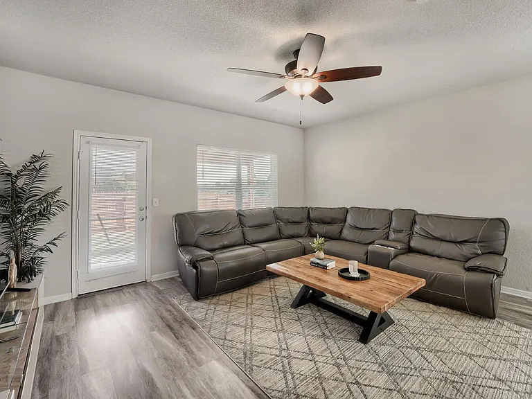 141 Marienfeld Ln — Photo 4