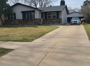 1325 Mondale Dr, Rockford, IL 61108