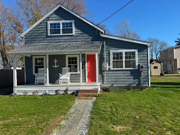 86 Grove St, Clinton, CT 06413