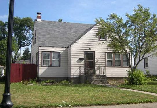 2nd image of 833 River Dr