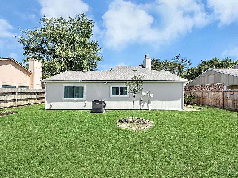 18019 Autumn Hills Dr — Photo 26