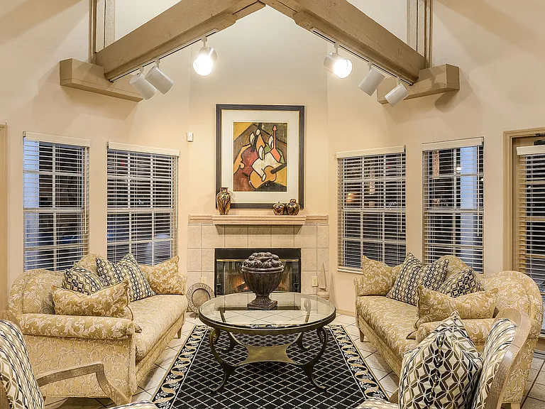 Colonial Pointe Apartments — Photo 7