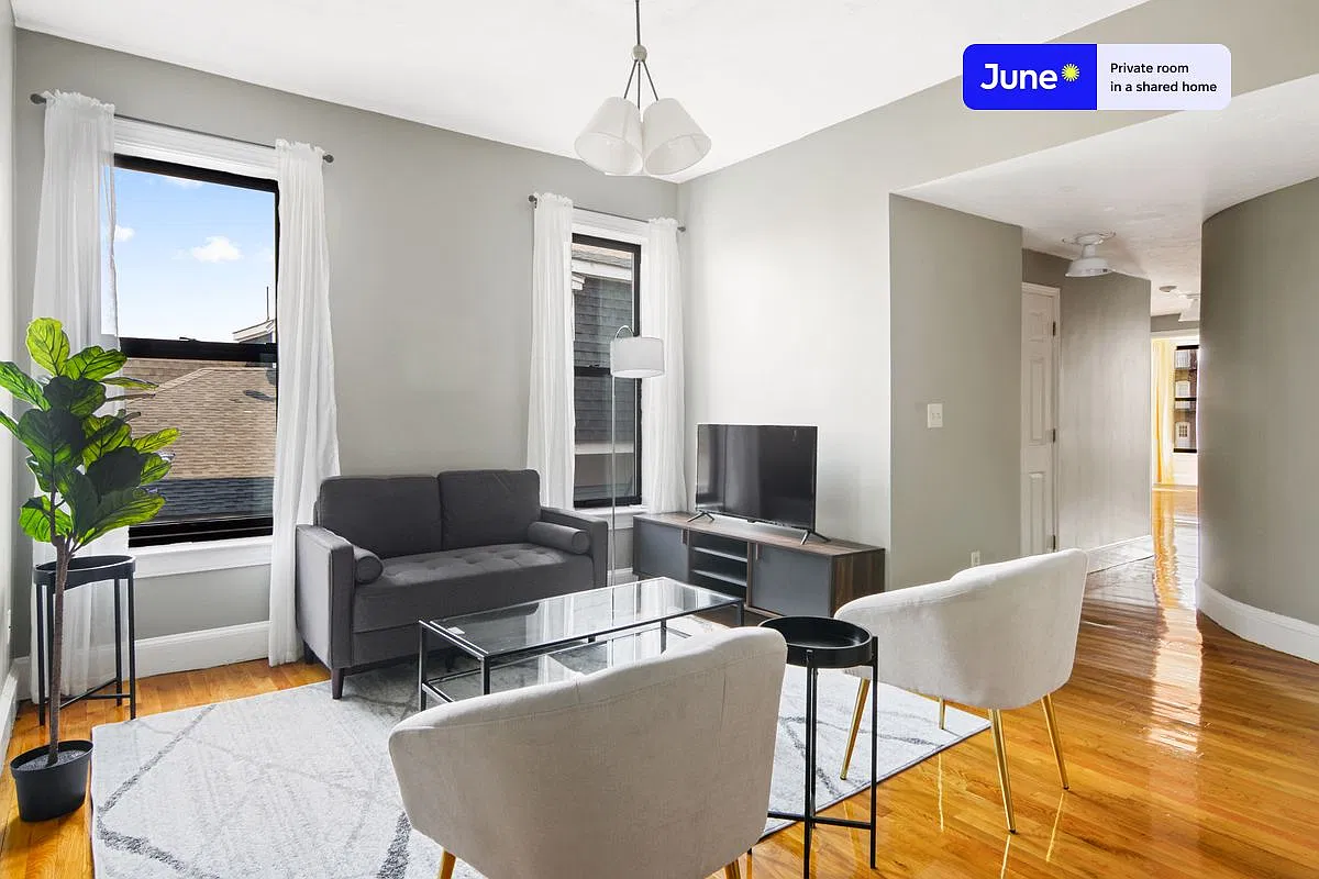 Queen bedroom in 4 bed/2 bath home in Allston #535 A — Photo 4