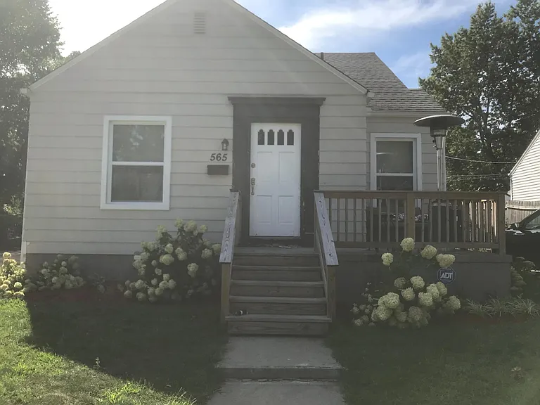 565 Allen St — Photo 3