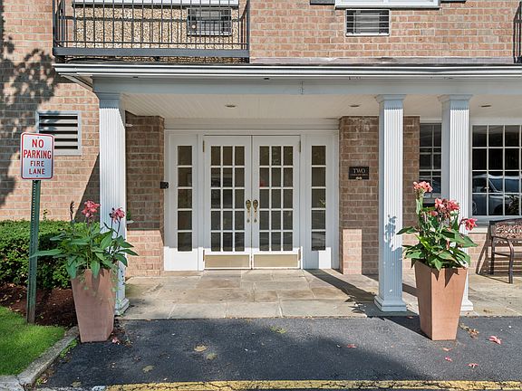 4th image of 2 Consulate Dr APT 1-O