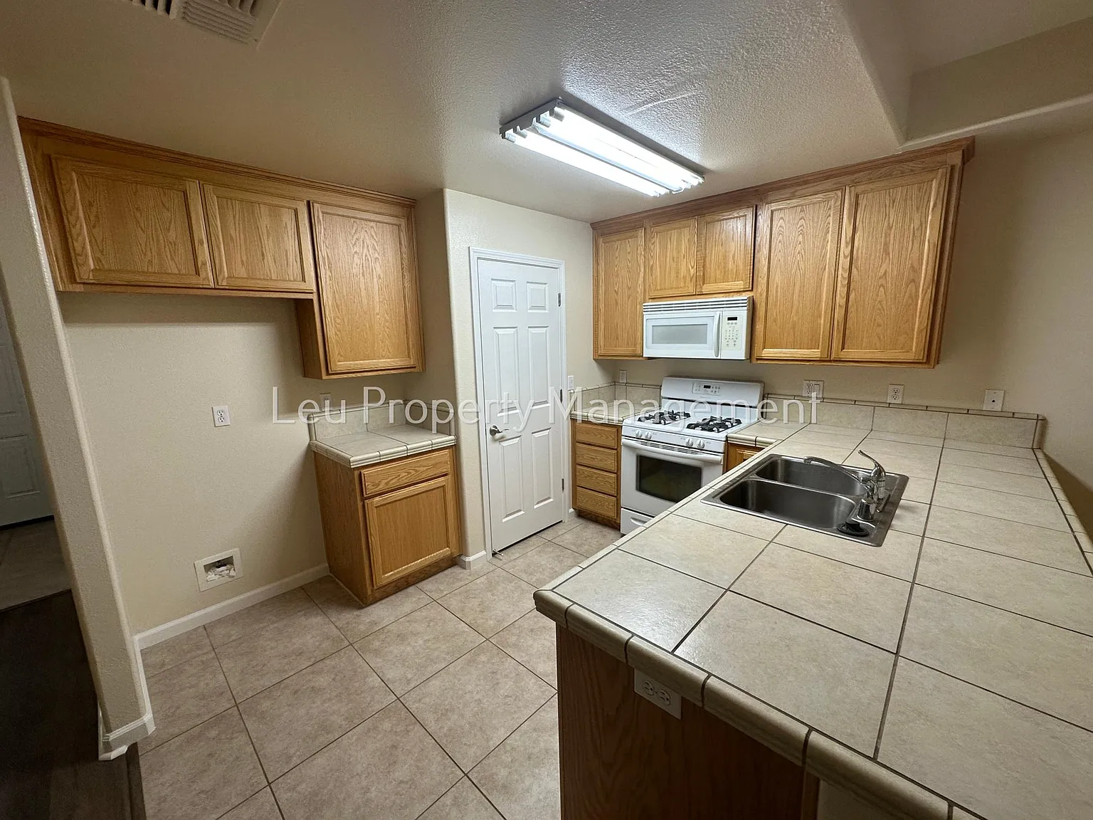 3 bed, 2.5 bath, 1326 sqft, $2,550 — Photo 3