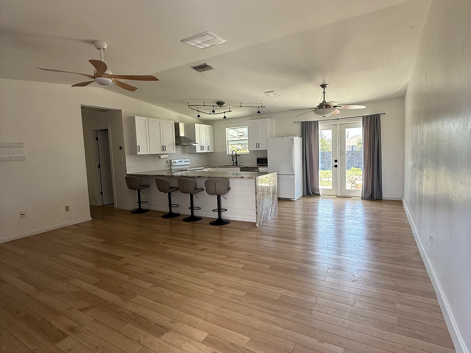 3 bed, 1081 sqft, $2,300 — Photo 4