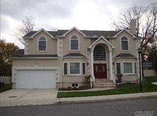 976 Bowe Rd W, Valley Stream, NY 11580