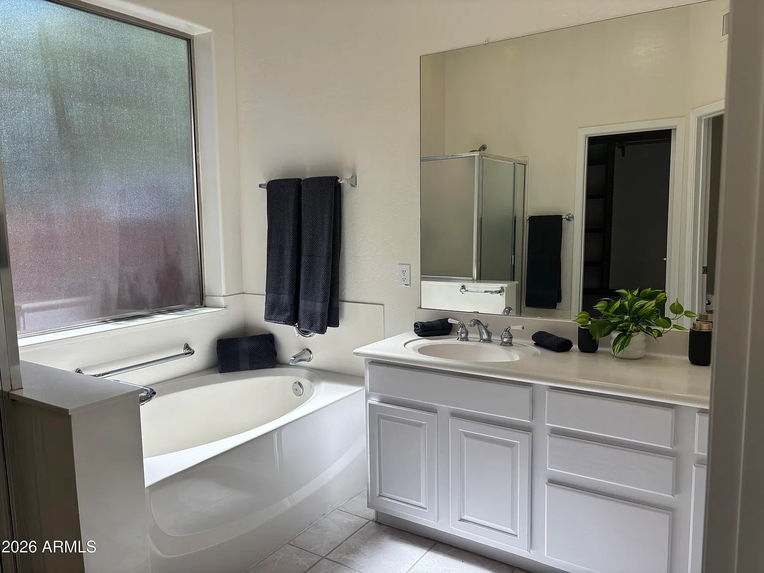 3 bed, 2.0 bath, 1679 sqft, $3,100 — Photo 4