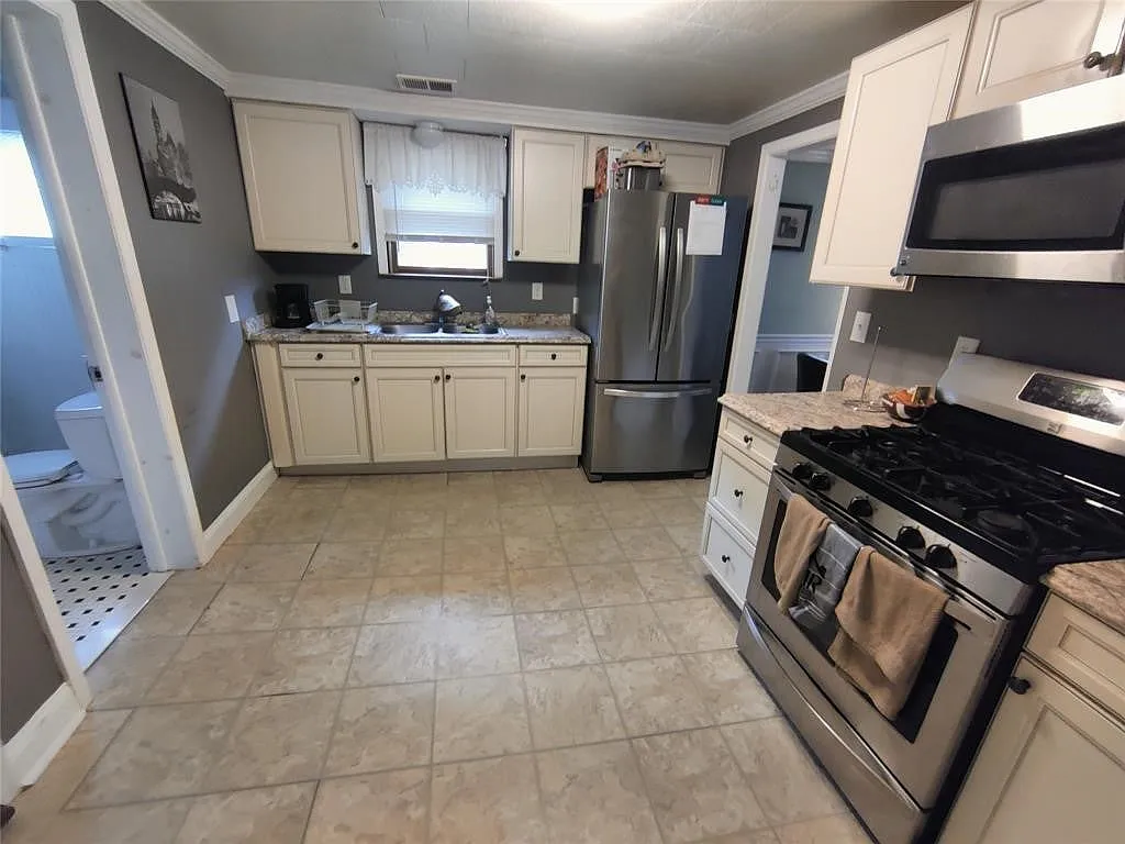 2 bed, 1.0 bath, 919 sqft, $1,500 — Photo 3