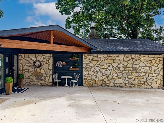 4th image of 34722 Beach Rd