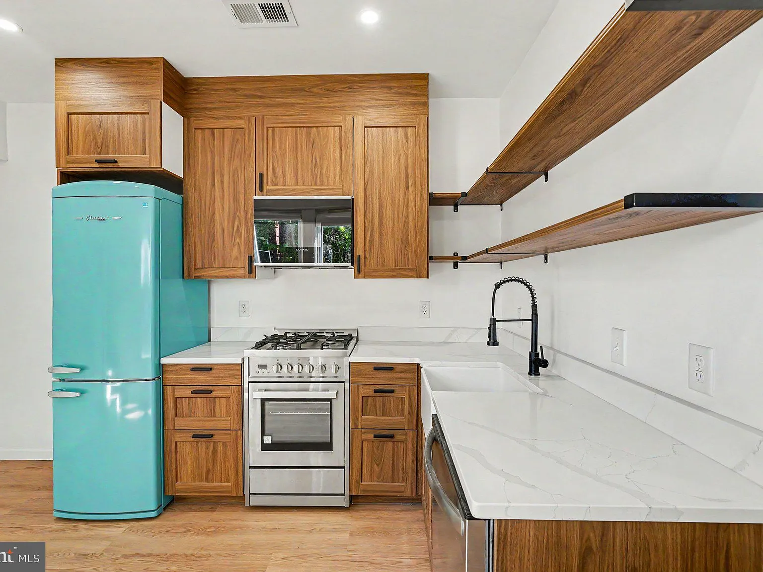 3 bed, 1050 sqft, $2,900 — Photo 4