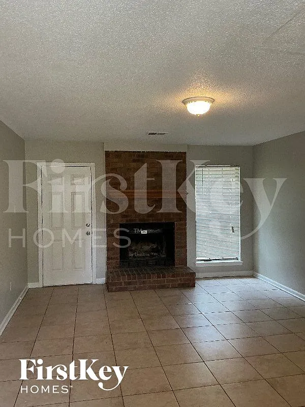 3 bed, 2.0 bath, 1215 sqft, $1,155 — Photo 2