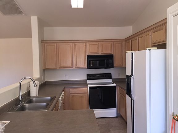 Great kitchen open to L/R 