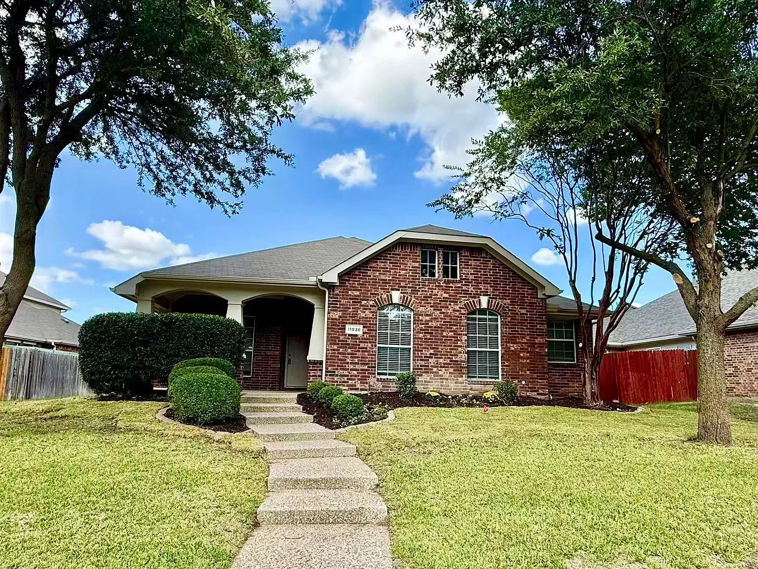 3 bed, 2043 sqft, $2,450 — Photo 2