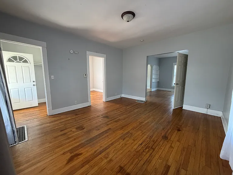 1026 W Grove St — Photo 5