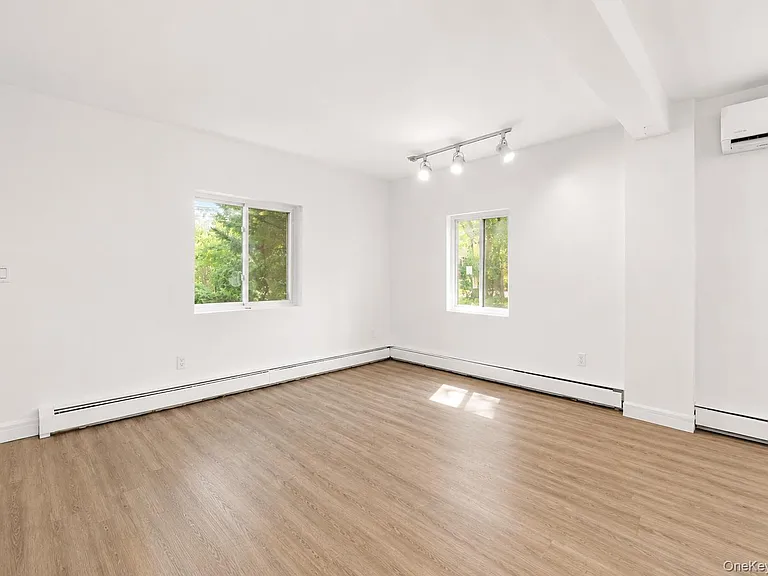 60 Morris Ave — Photo 15