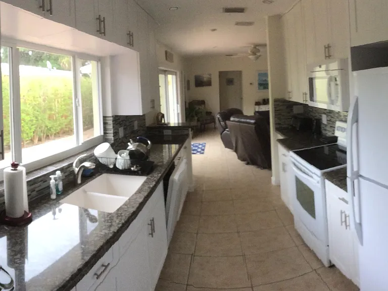 600 S Riverside Dr — Photo 9