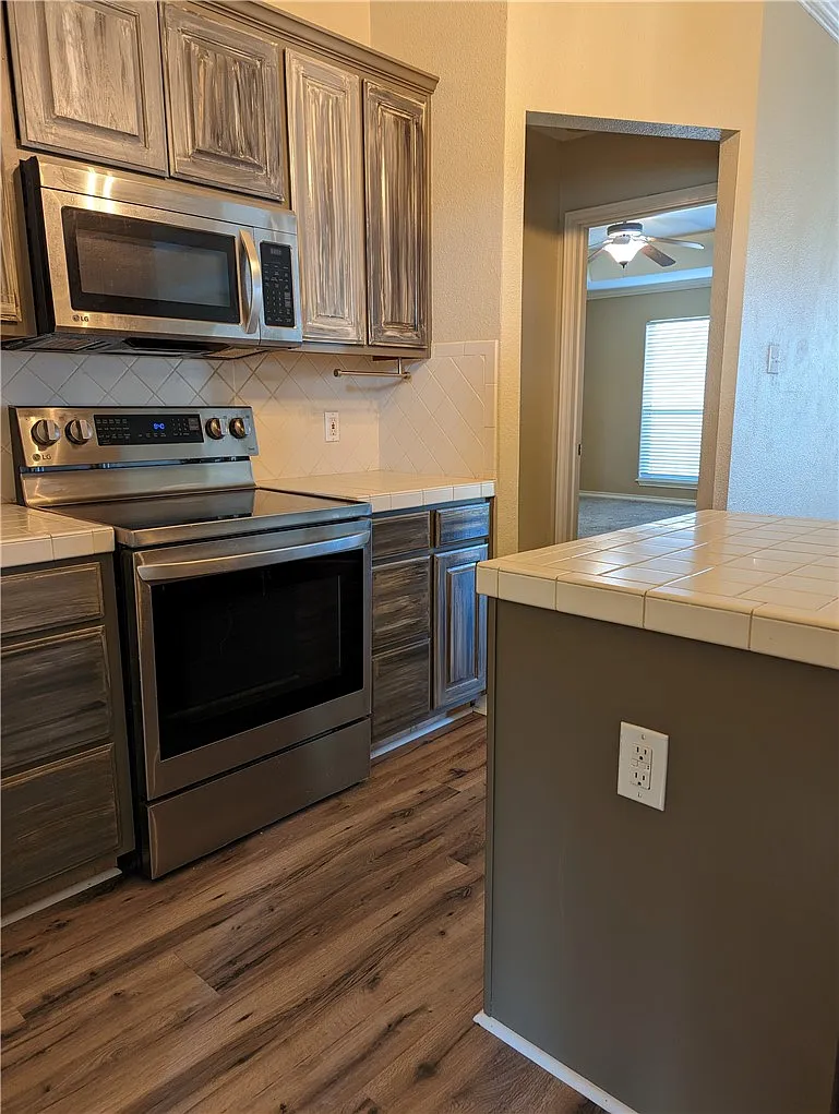 3 bed, 2.0 bath, 1733 sqft, $2,075 — Photo 3