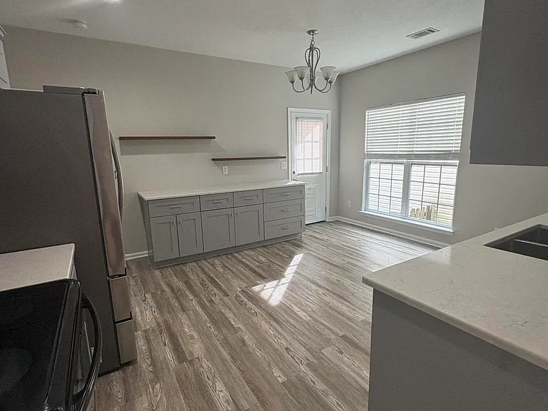 2021 Dundee Way — Photo 5