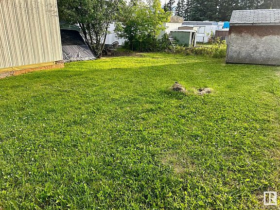 5th image of 5424 48a Ave