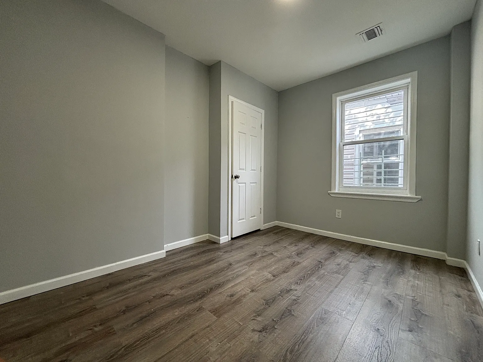 3 bed, 950 sqft, $2,200 — Photo 3