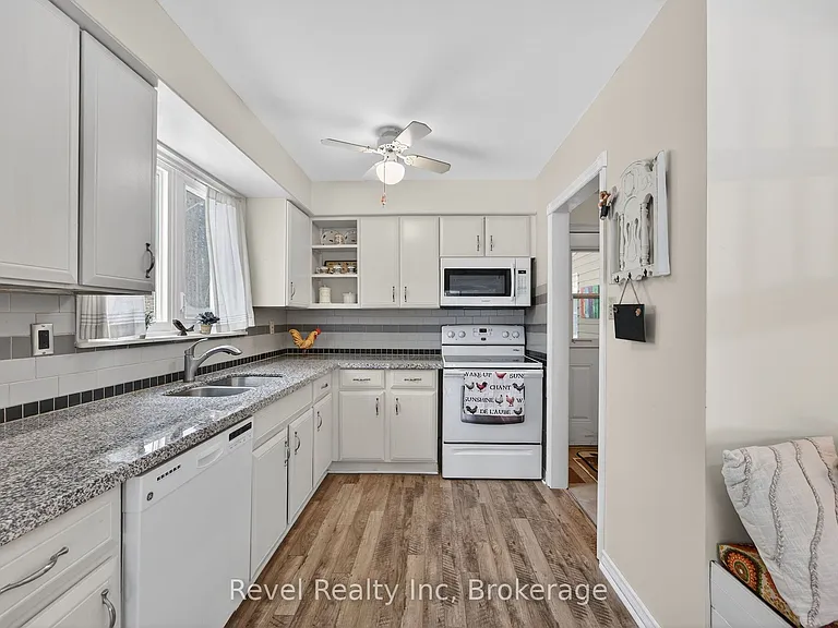 8 Manitou Cres — Photo 2
