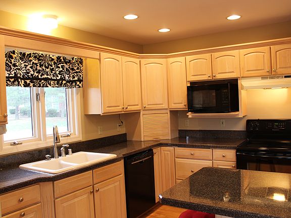5th image of 133 Jeannette Ave