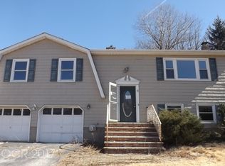 8 Susan Valley Ter, Vernon, NJ 07462