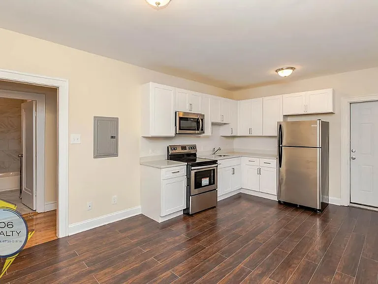 Beautiful Berwyn Apartments on Kenilworth! — Photo 4
