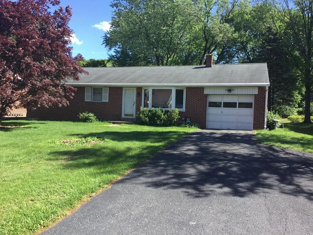 58 Hampton Ln photo 1