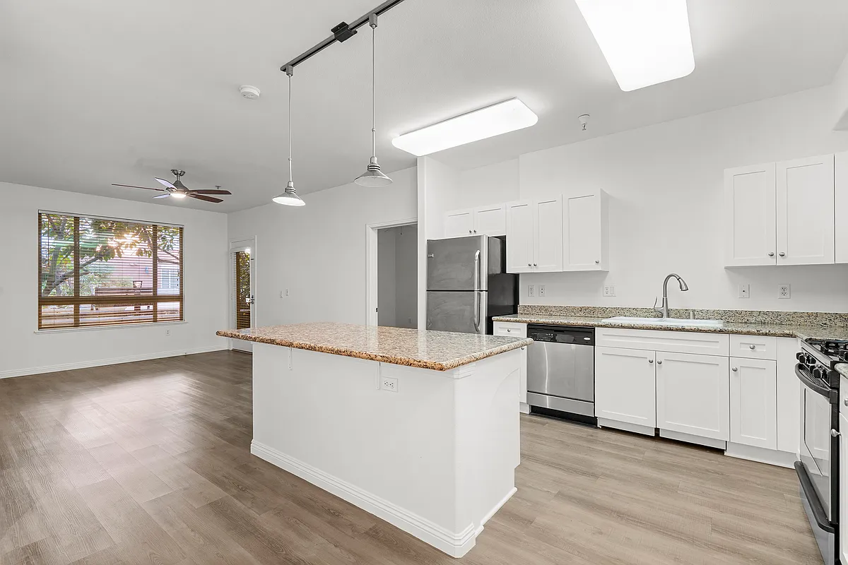 Building Photo - 100 S Alameda St #159A