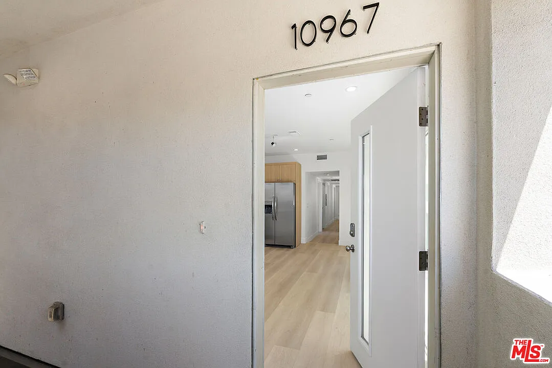 3 bed, 3.0 bath, 905 sqft, $3,395 — Photo 4