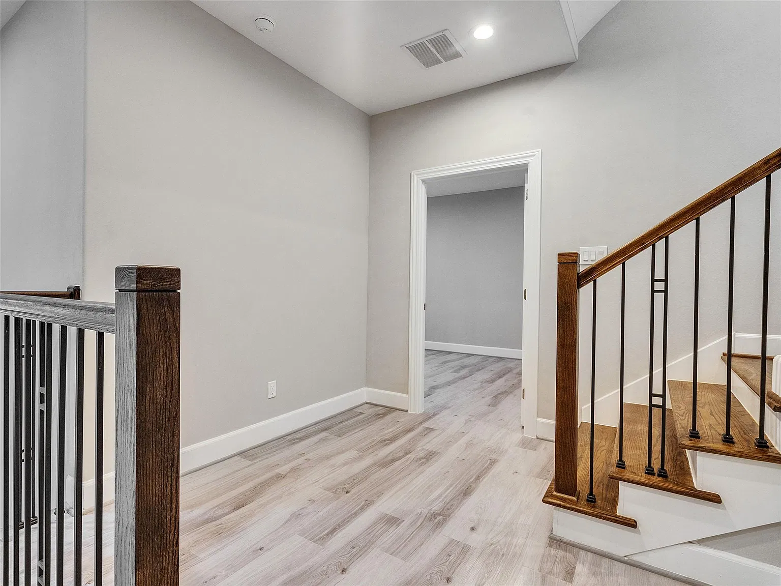 3 bed, 3.5 bath, 2592 sqft, $3,800 — Photo 4