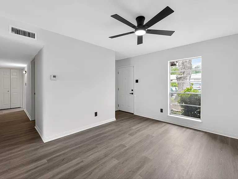 302 Independence Dr — Photo 10