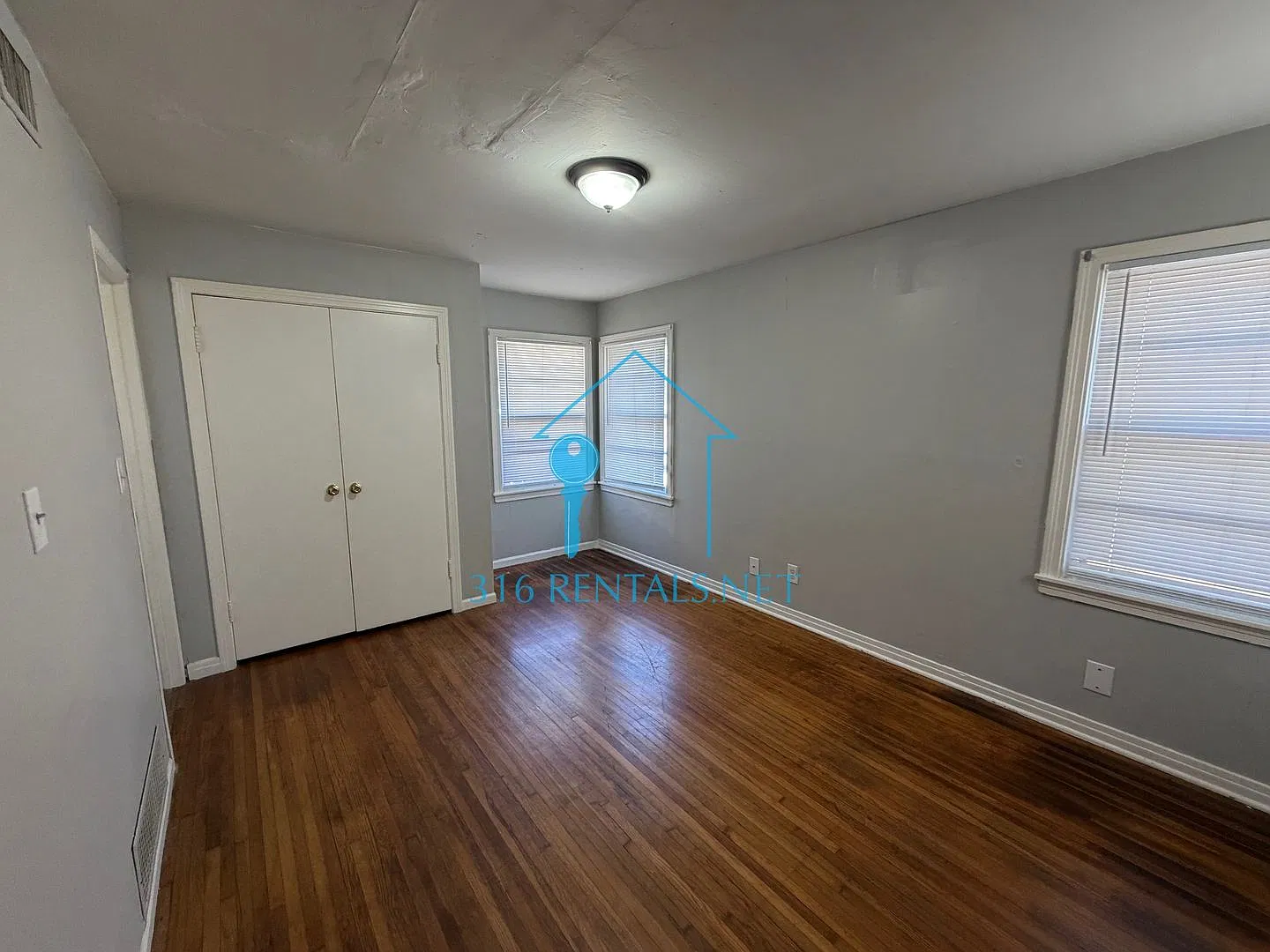 $925 - 2 bedroom / 2 bathroom - Spacious Duplex — Photo 1