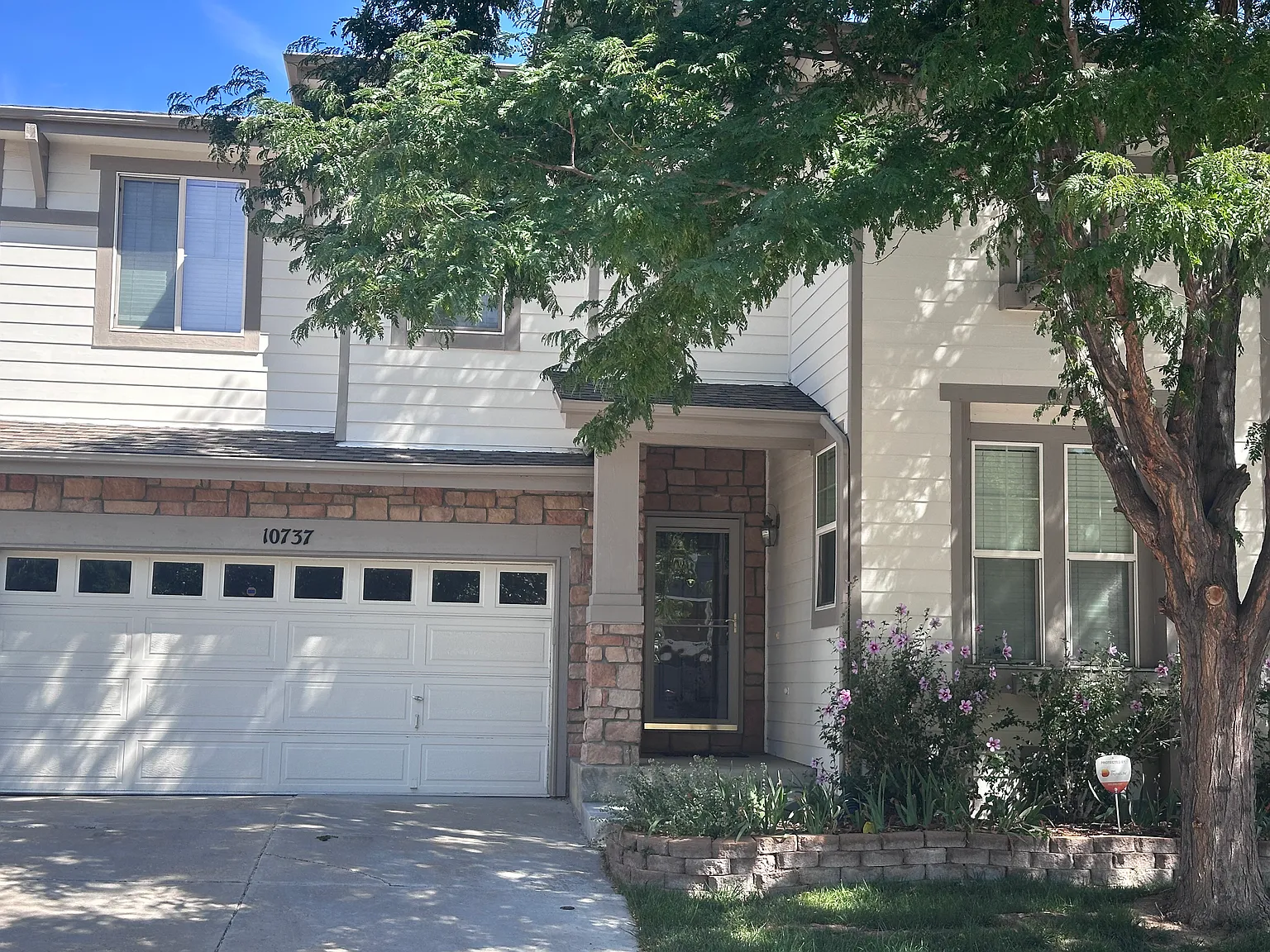 3 bed, 2.5 bath, 2702 sqft, $3,200 — Photo 1