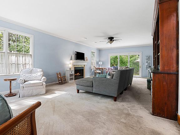 4th image of 642 Springs Ln