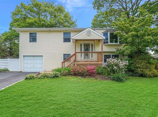 21 Arleen Ave, Holbrook, NY 11741