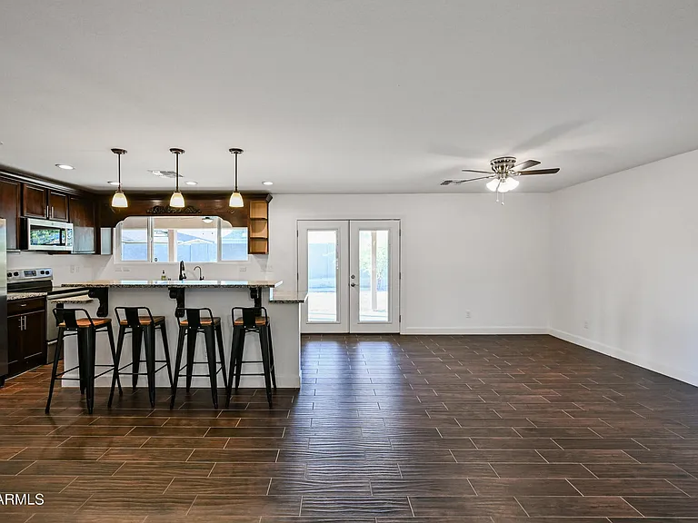 2914 E Michelle Dr — Photo 4